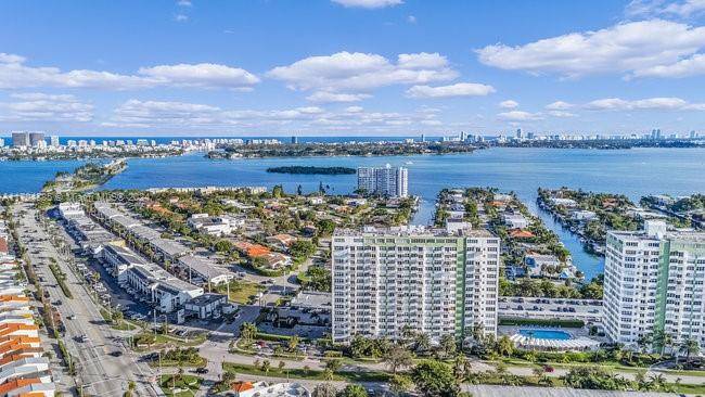 Spacious 2 bedroom, 2 bathroom corner unit offering breathtaking views of the city skyline and serene Biscayne Bay.