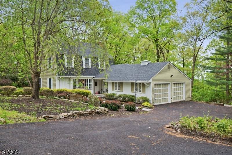 Great house location ! Only a few minutes from Morris Plains NY DIRECT train.