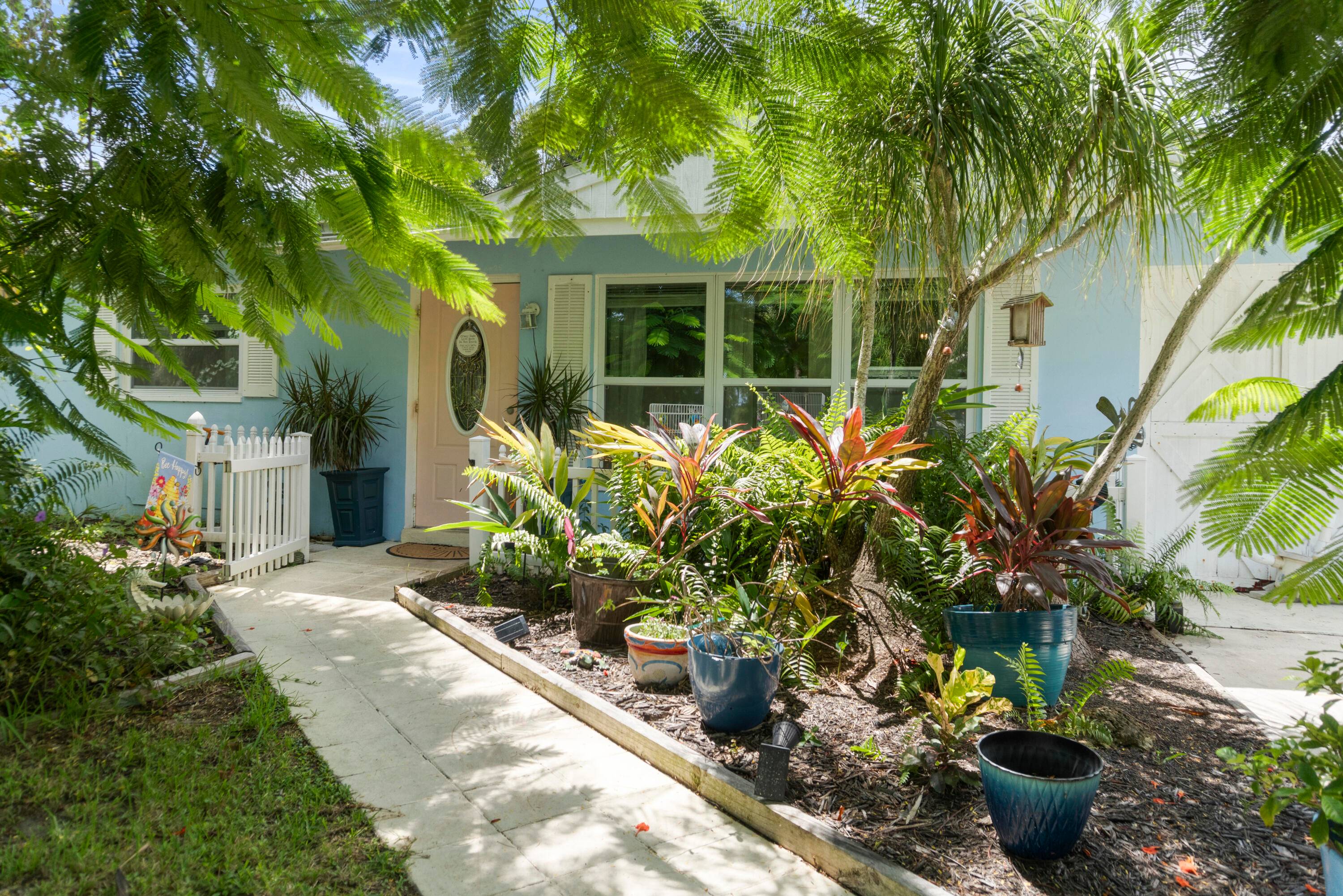 Affordable pool home in Vero Beach !