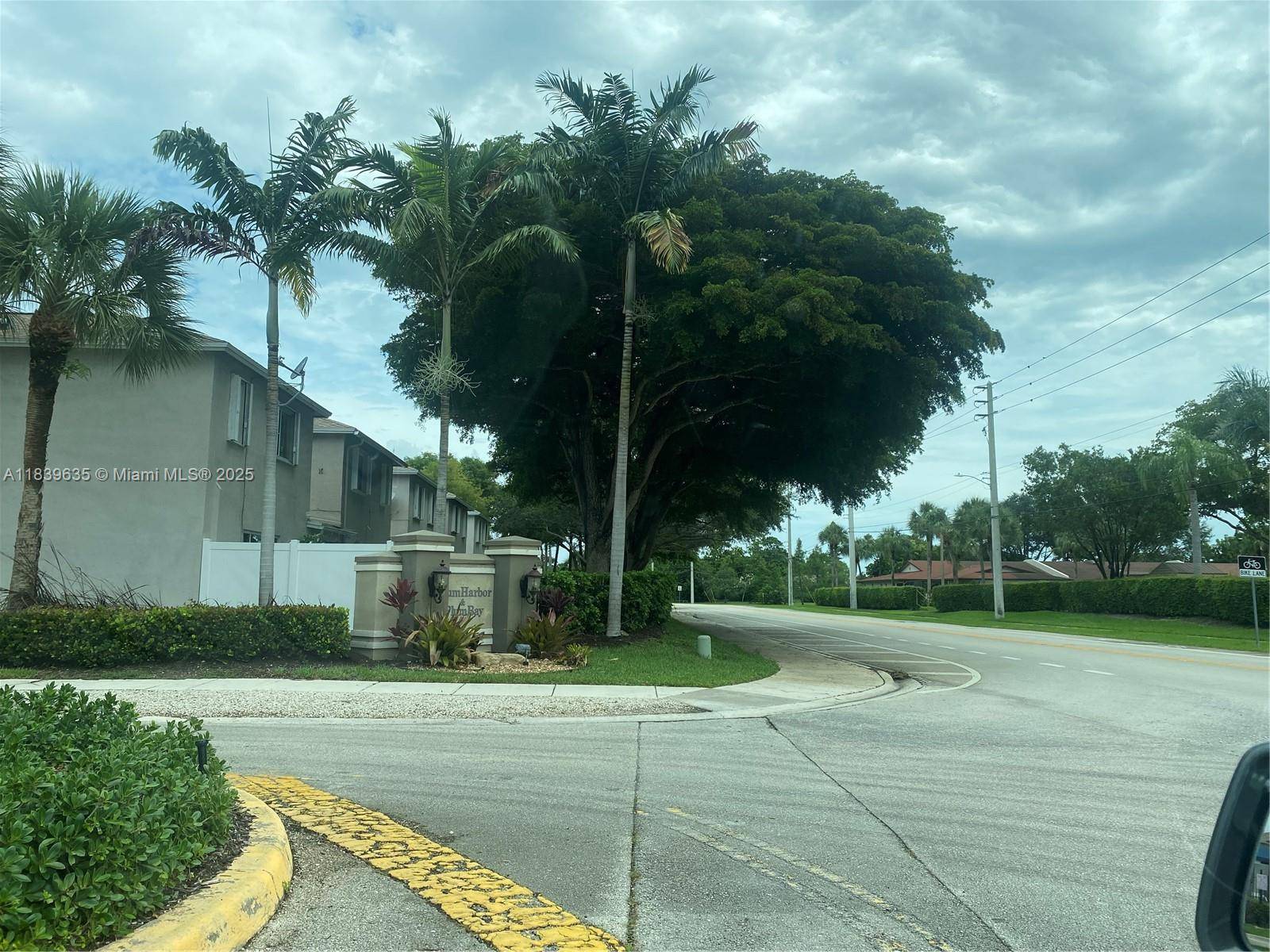 This gorgeous and great unit in the desired community of Plum Harbor Plum Bay.