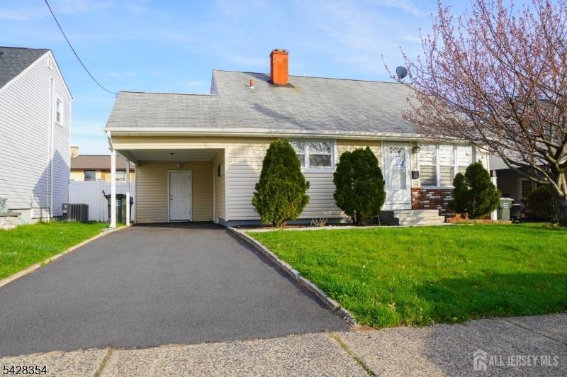 Welcome to Sunny and spacious, Freshly Painted, recently renovated house, it comes with 3 bedrooms, 2 bathrooms, new kitchen, recess lights, new chandelier, new vinyl flooring, driveway is 1 year ...