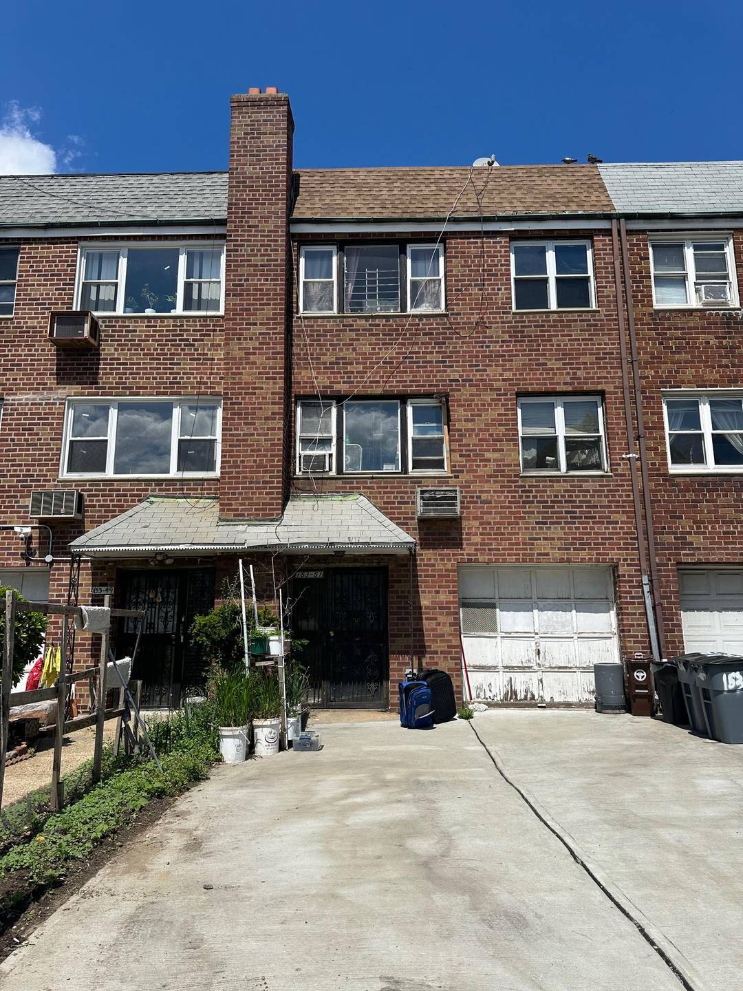 Conveniently located 2 family home in Flushing.