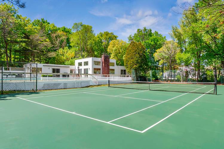 Chic Quogue Summer Getaway With Pool and Tennis