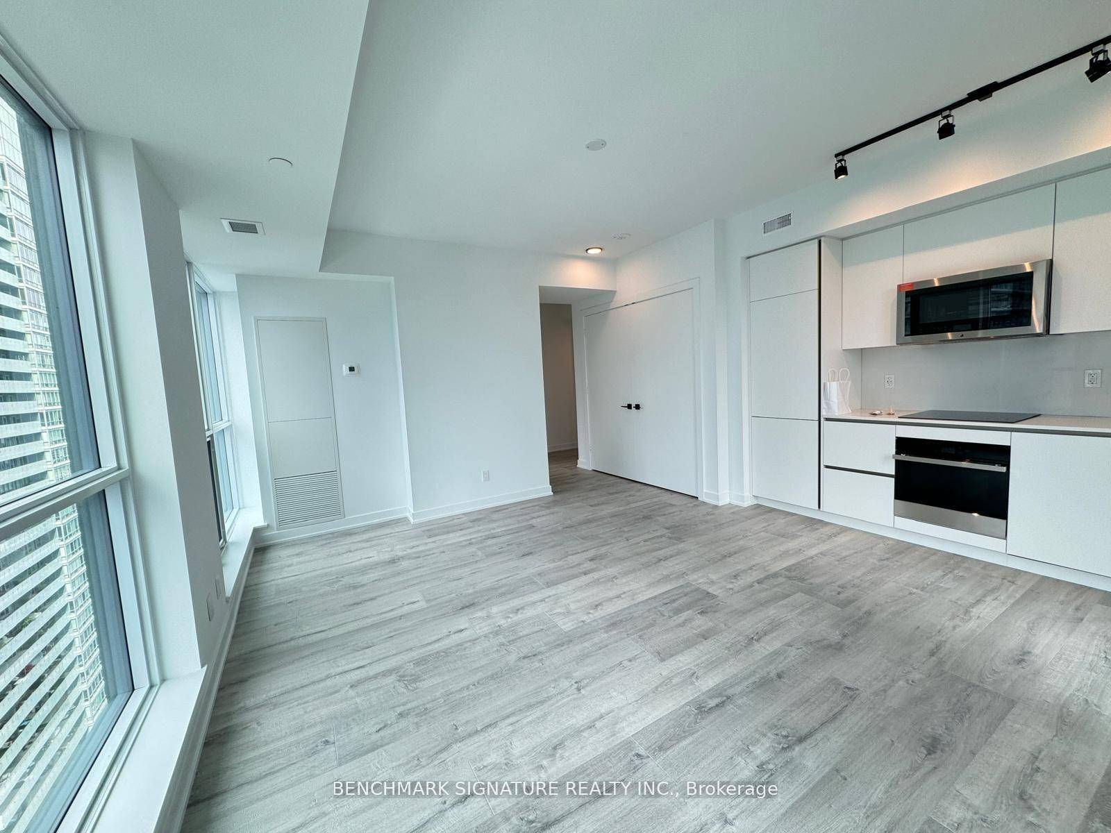 Luxurious High Rise 1 Bedroom Condo At Empire Maverick !