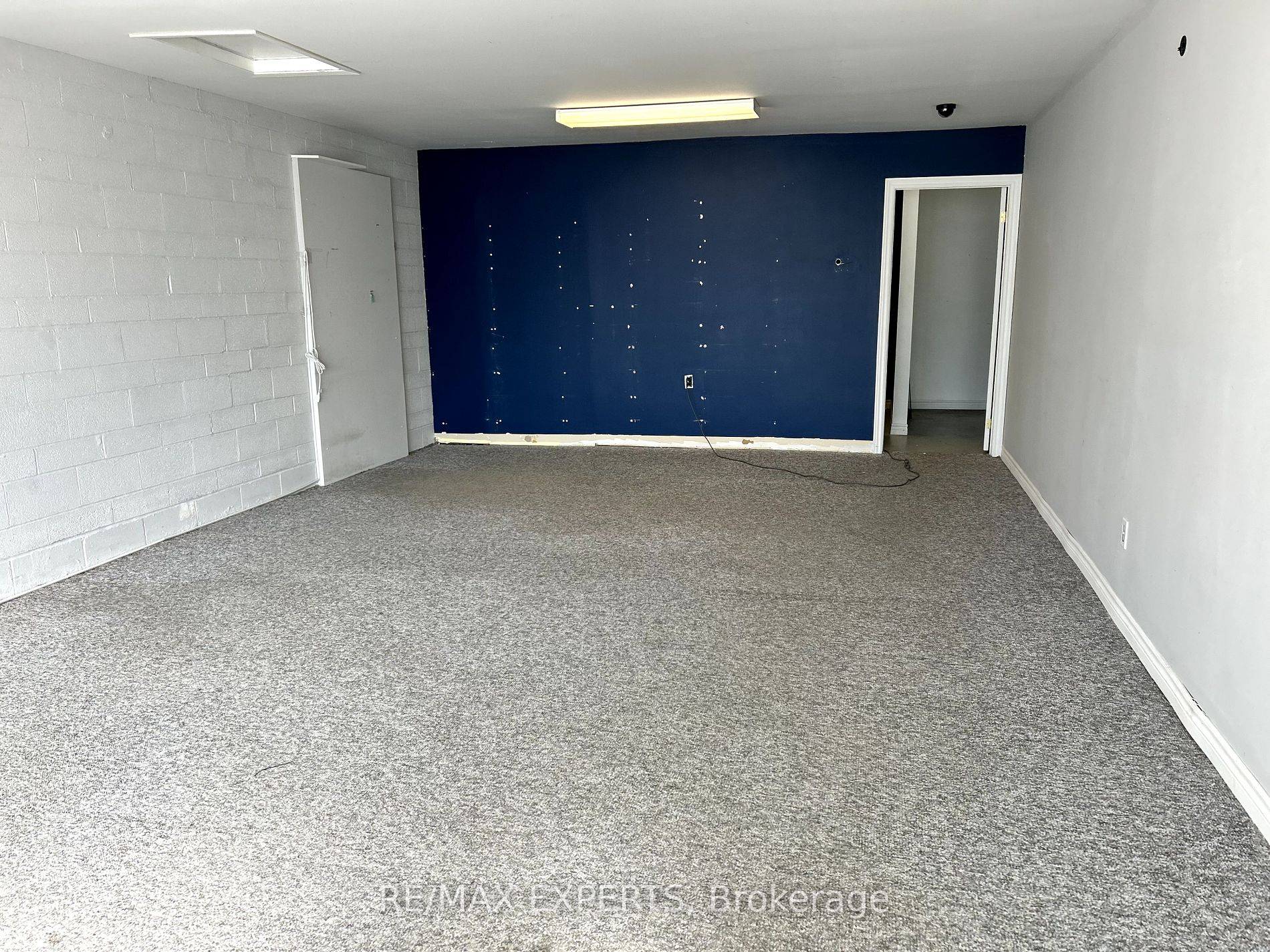 Rockford plaza town of Meaford Ontario street front unit many usages allowed such as studio, medical, gym, many more, cheap rent.