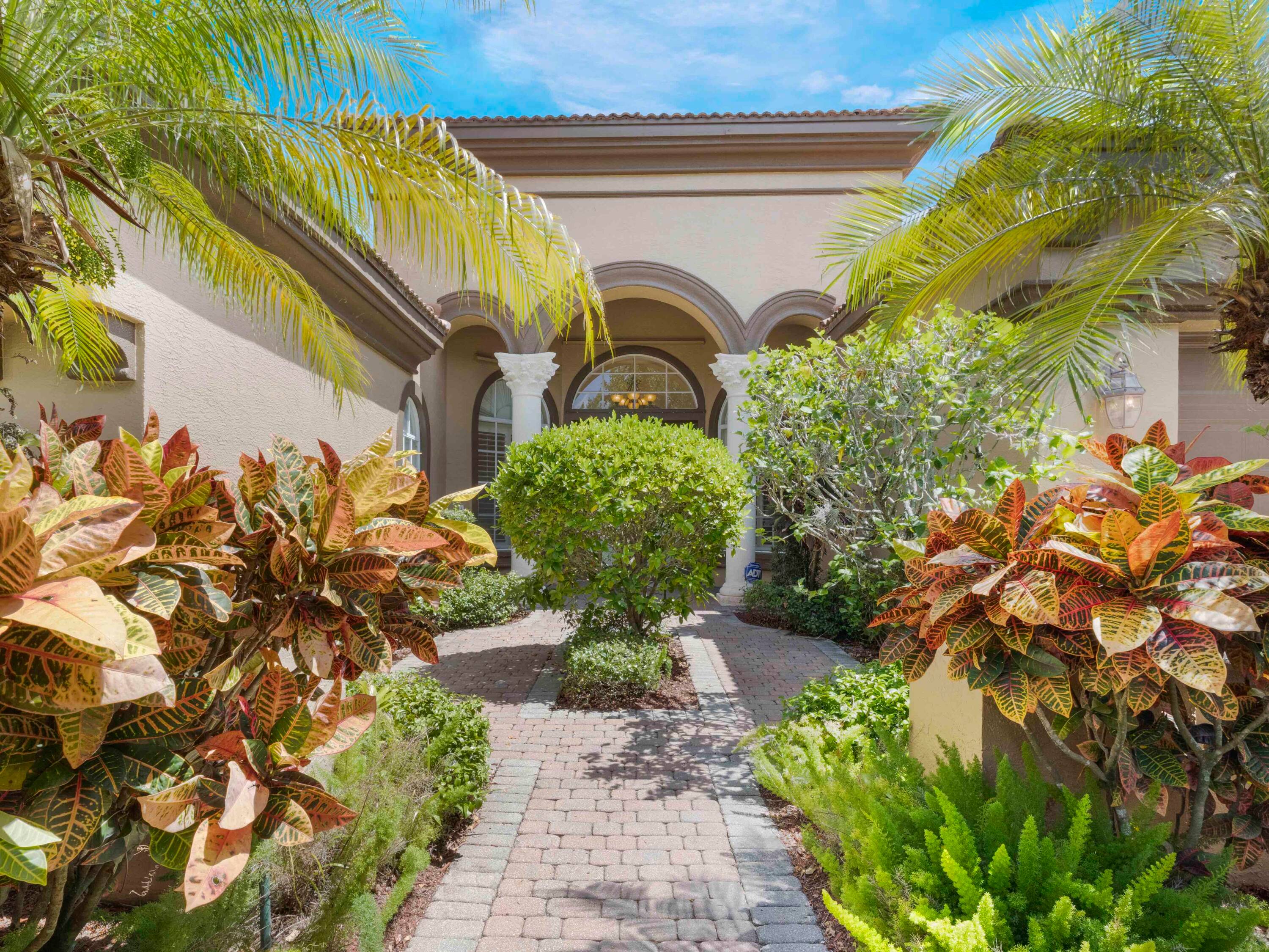SELLER FINANCINGEXTRAORDINARY WATERFRONT HOME WITH GRAND ENTRANCE AND GORGEOUS LAKE VIEW WITH SPA POOL IN ONE OF WELLINGTON'S TOP COMMUNITIES.
