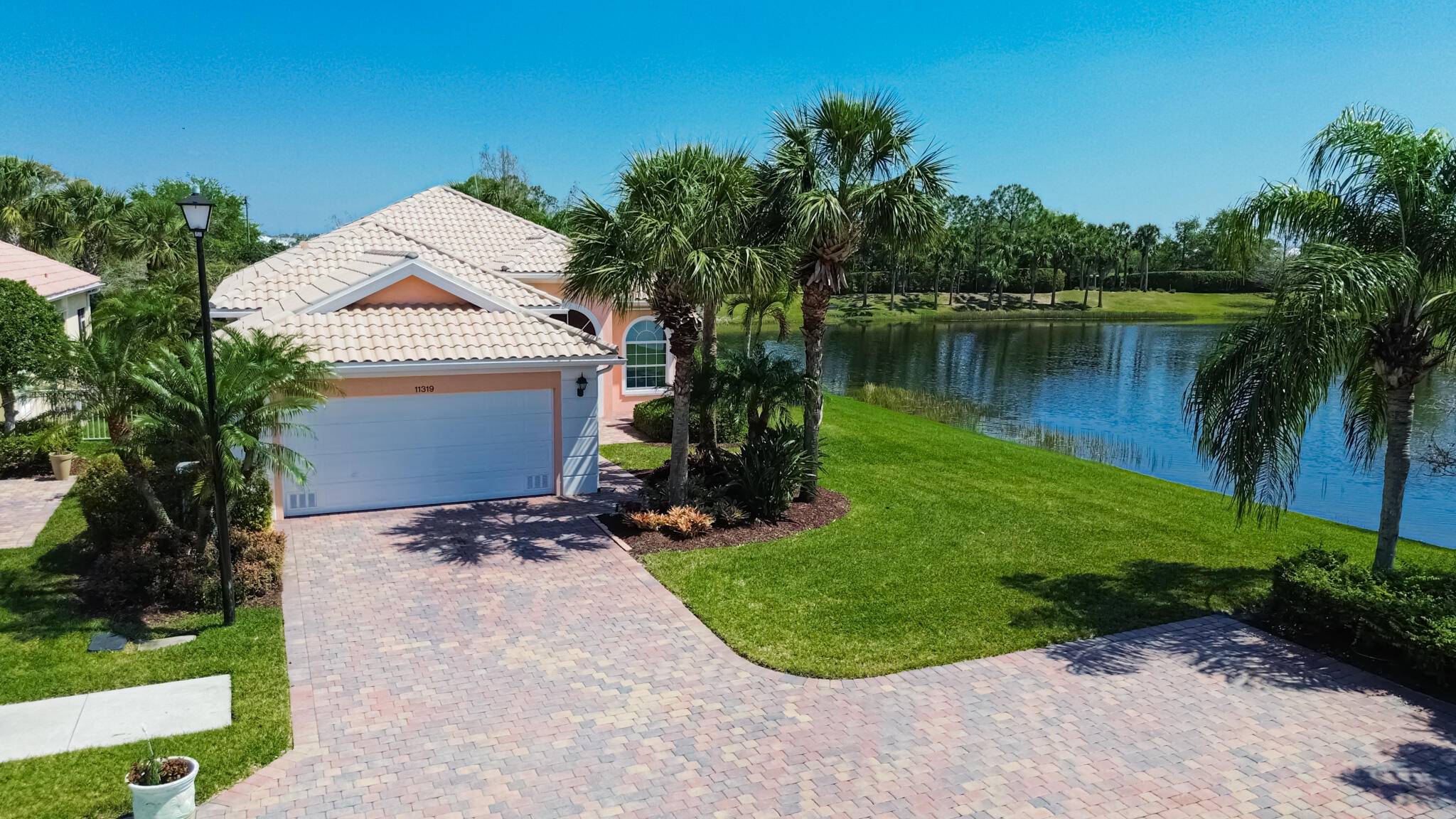 Spectacular lake front views from everywhere !