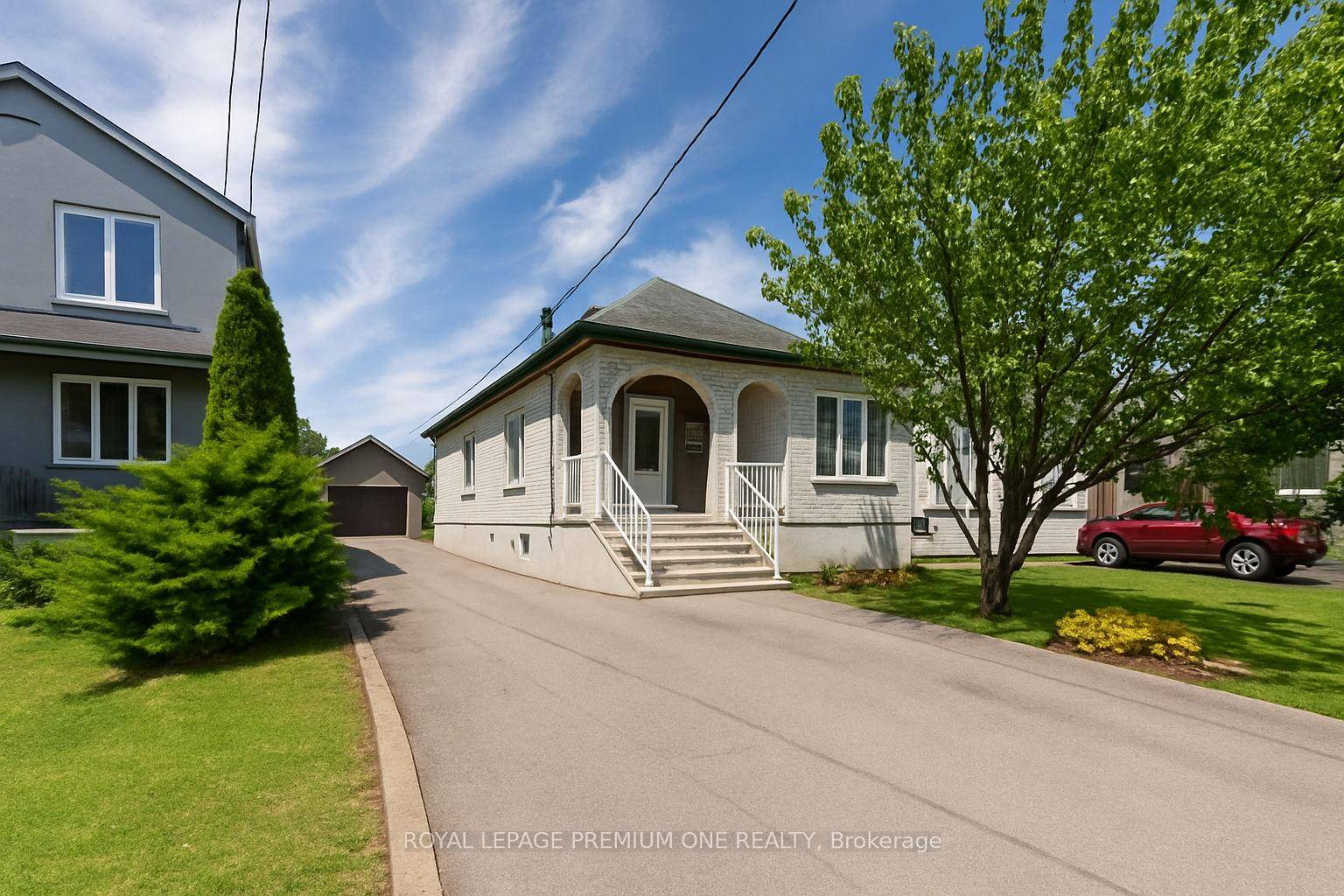 Charming And Well Maintained Bungalow In The Sought After Maple Leaf Neighbourhood !