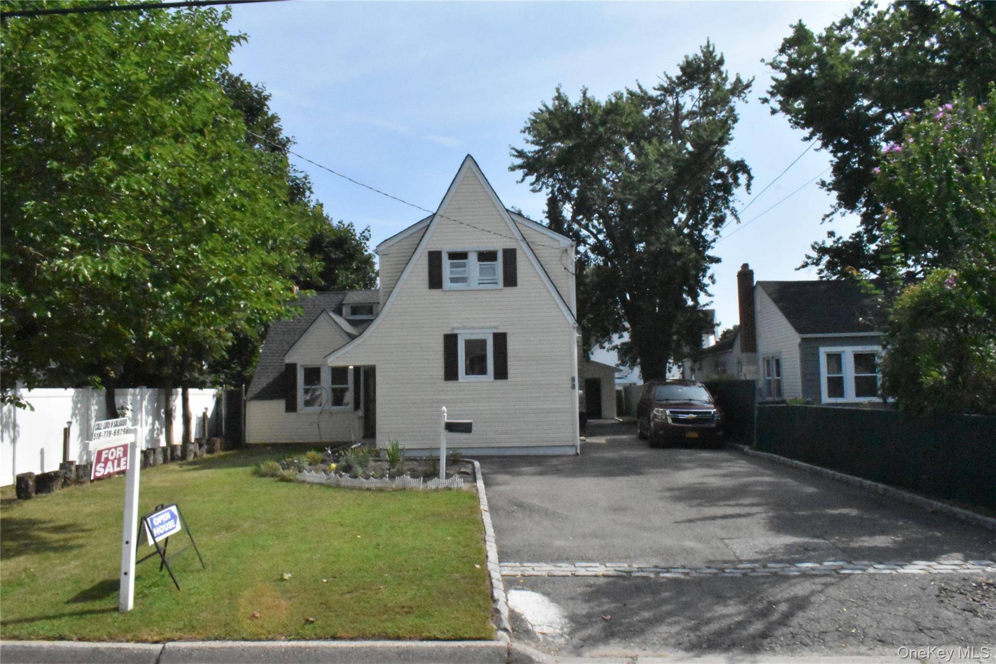 Charming 4 Bedroom Home, pet friendly neighborhood near parks and tennis courts, this updated two story home offers 4 bedrooms, 2.
