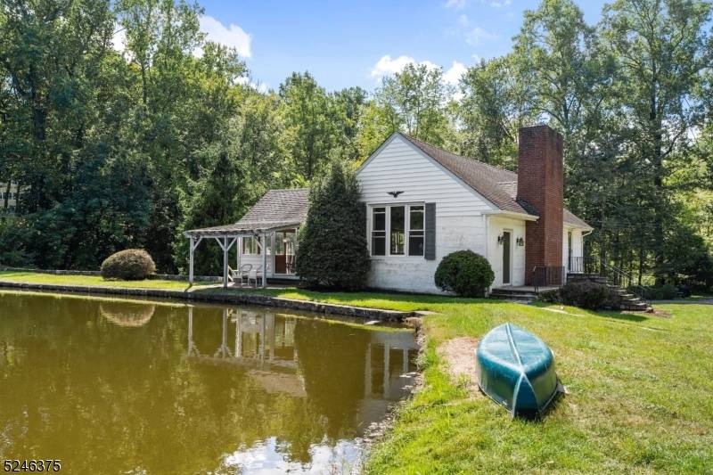 Looking for a Tranquility Oasis, Custom Country Home sitting by your own lake ?