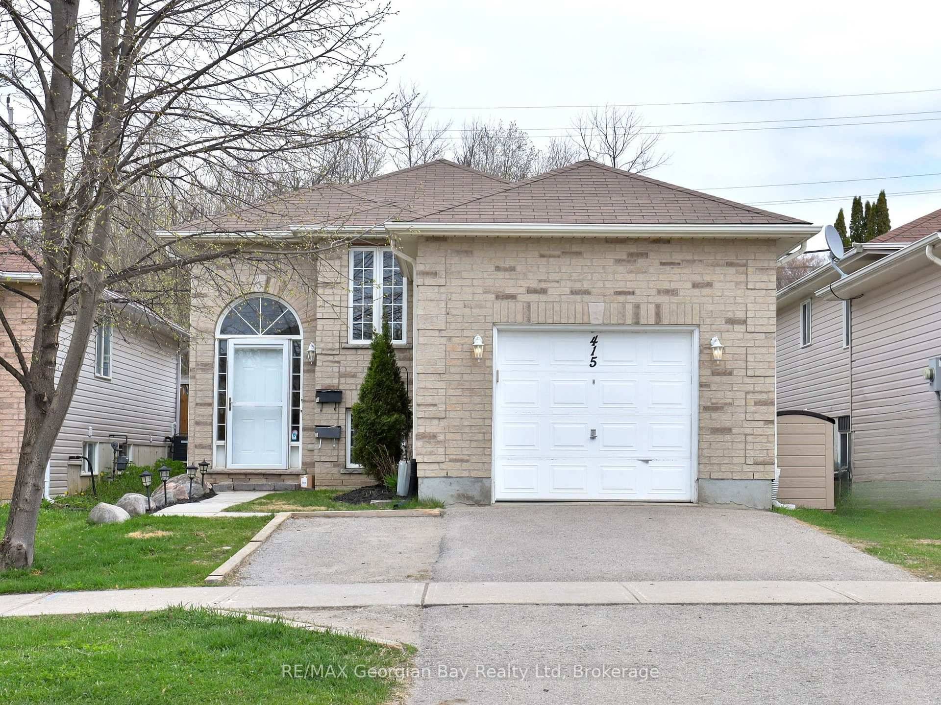 Welcome to a fantastic opportunity in a well kept home that offers both flexibility and value.