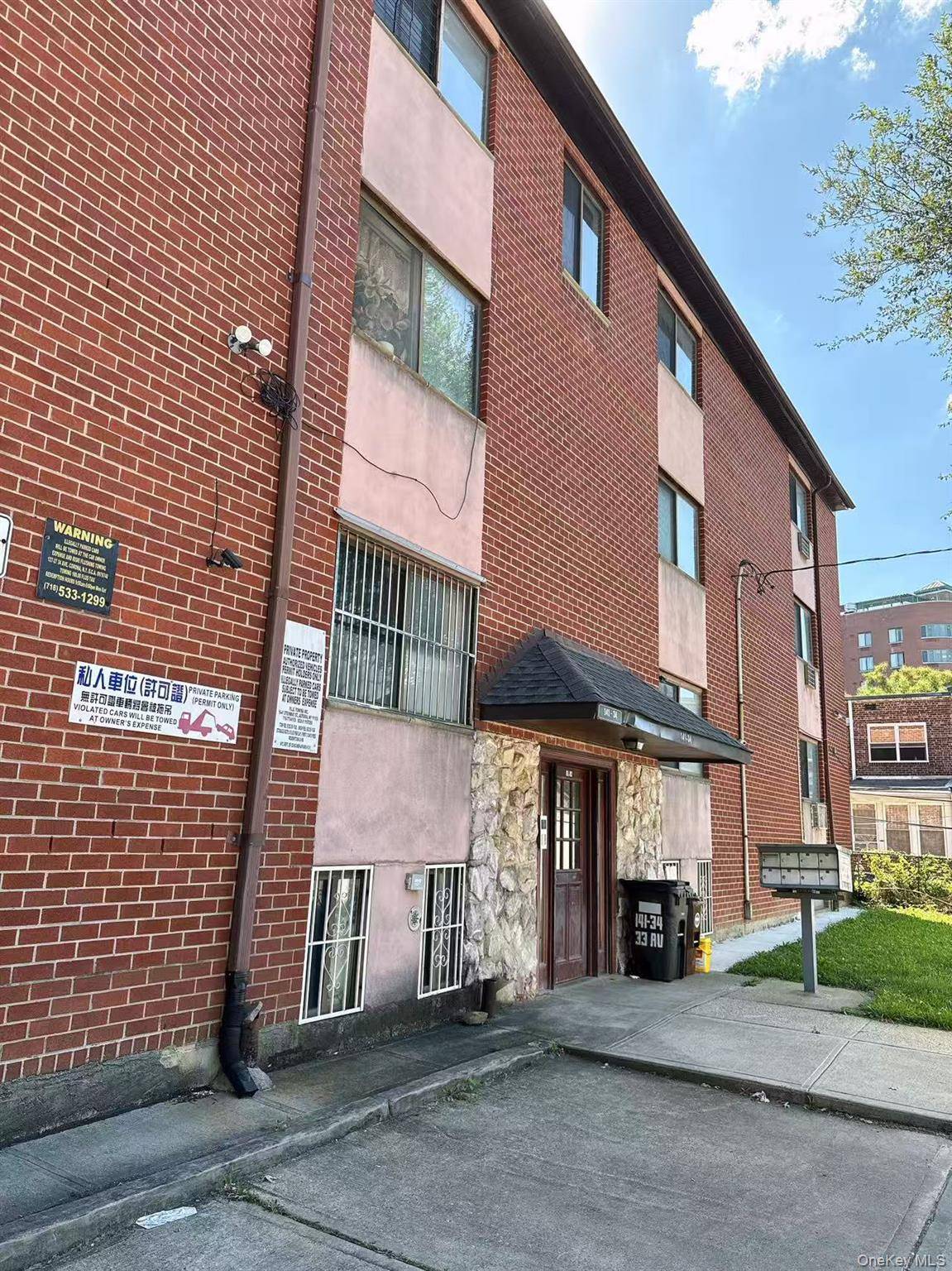 Beautiful 2 bedroom 2 bath unit at the Flushing Terrace Condominium.
