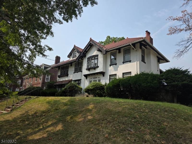 Investor Opportunity 1 Family in R2 Zoning, 1 to 3 family.