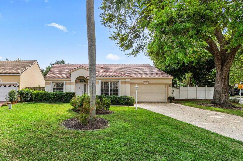 Amazing single family CBS pool home in desirable Siena Oaks in the heart of Palm Beach Gardens on a oversized corner lot and extended driveway !