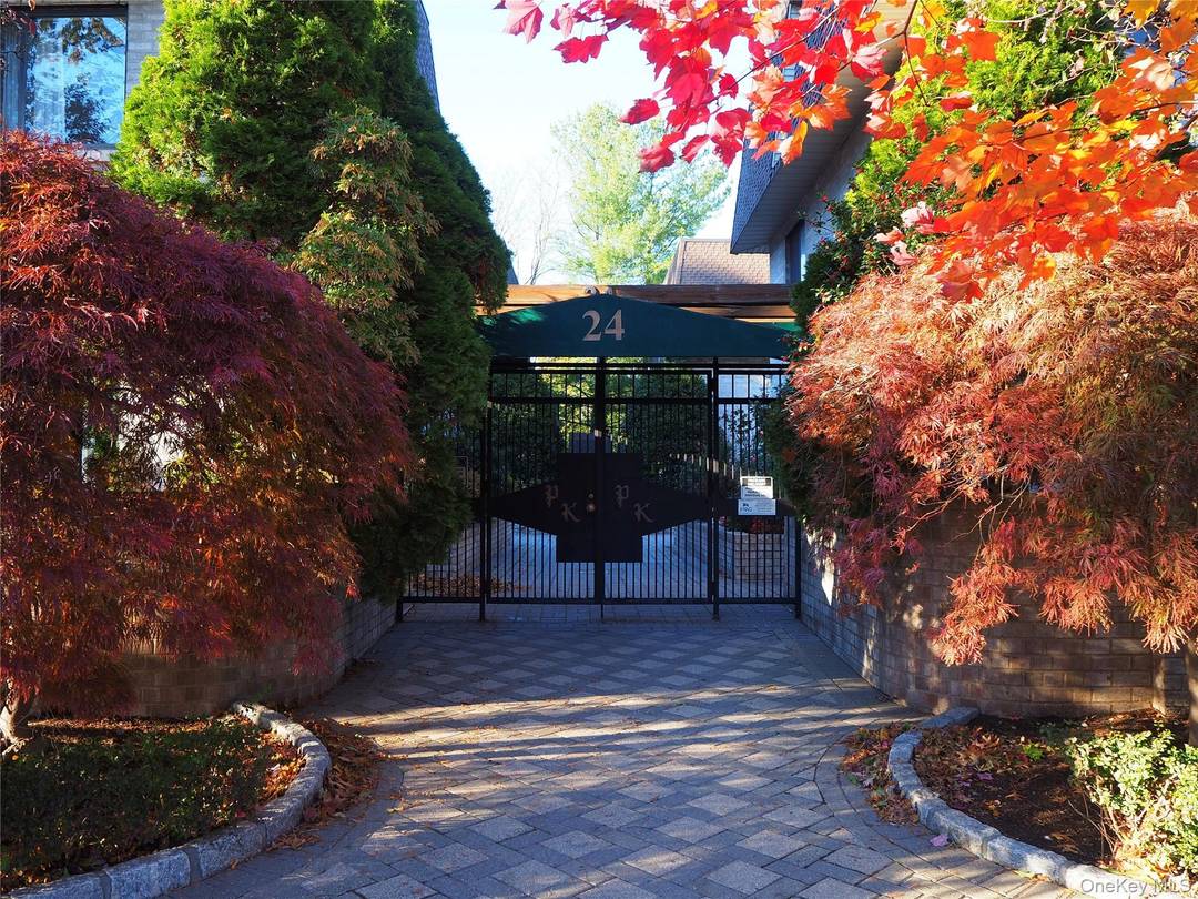 Welcome to the sought after Palladin's Keep complex, on a quiet residential street but just 2 blocks from the vibrant heart of White Plains.