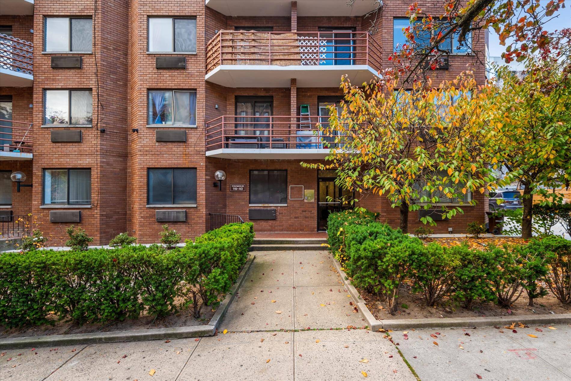 Spacious and 2 bedroom, 2 bathroom Condo in the Townhouse Condo Complex of Kew Gardens.