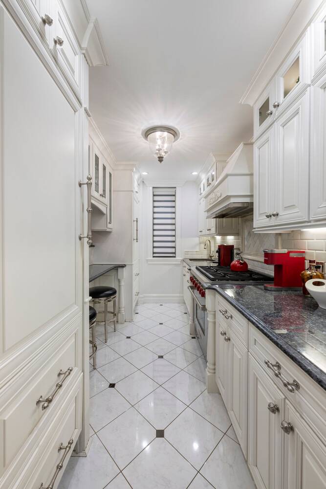 Nestled on a beautiful, tree lined block on East 83rd Street between Park Avenue and Madison Avenue, this prime Upper East Side Maisonette offers an exceptional blend of privacy, luxury, ...
