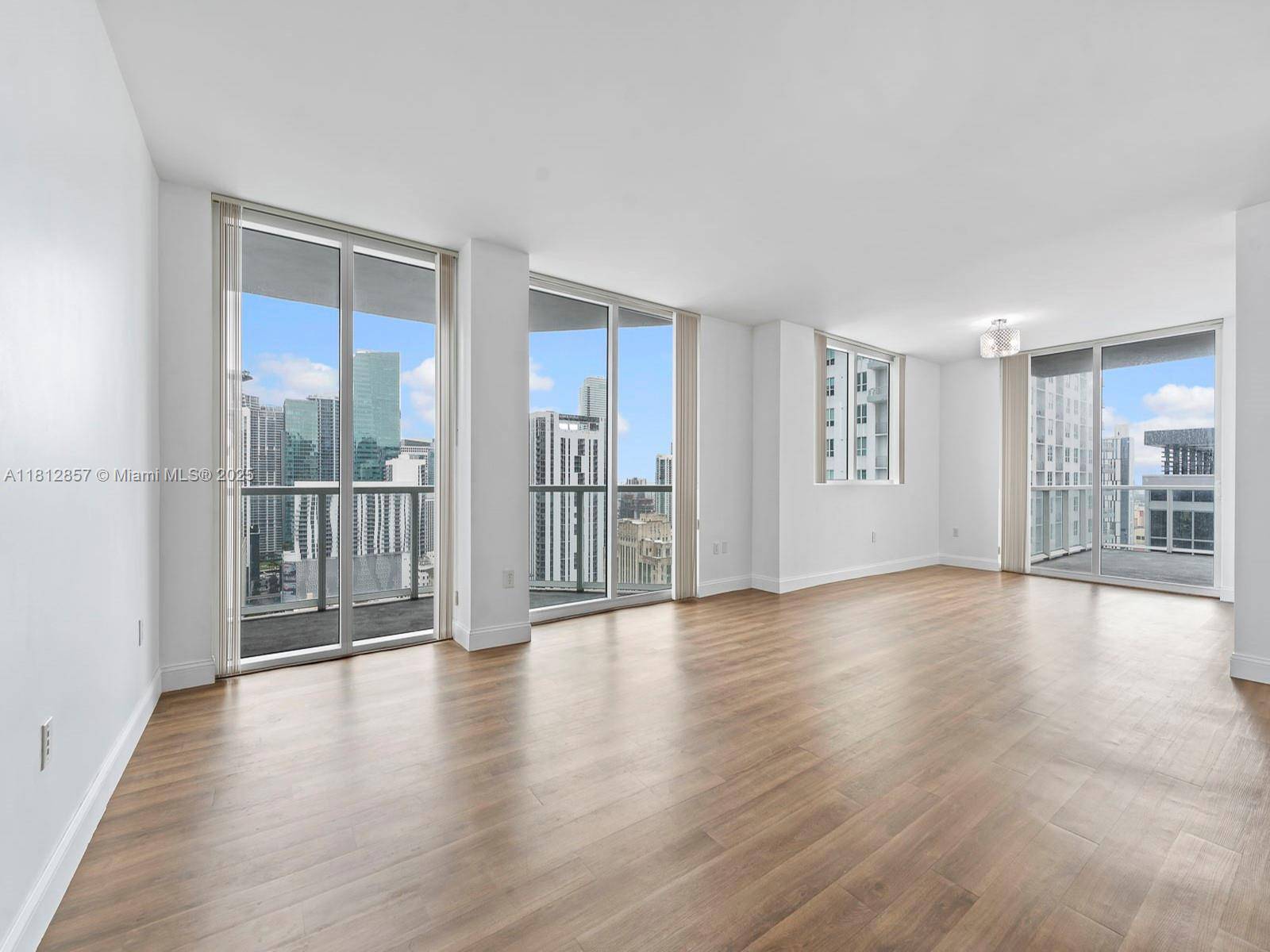 Beautiful 2 bedroom, 2 bathroom condo in the highly desirable building of Vizcayne, located right on Biscayne Blvd !