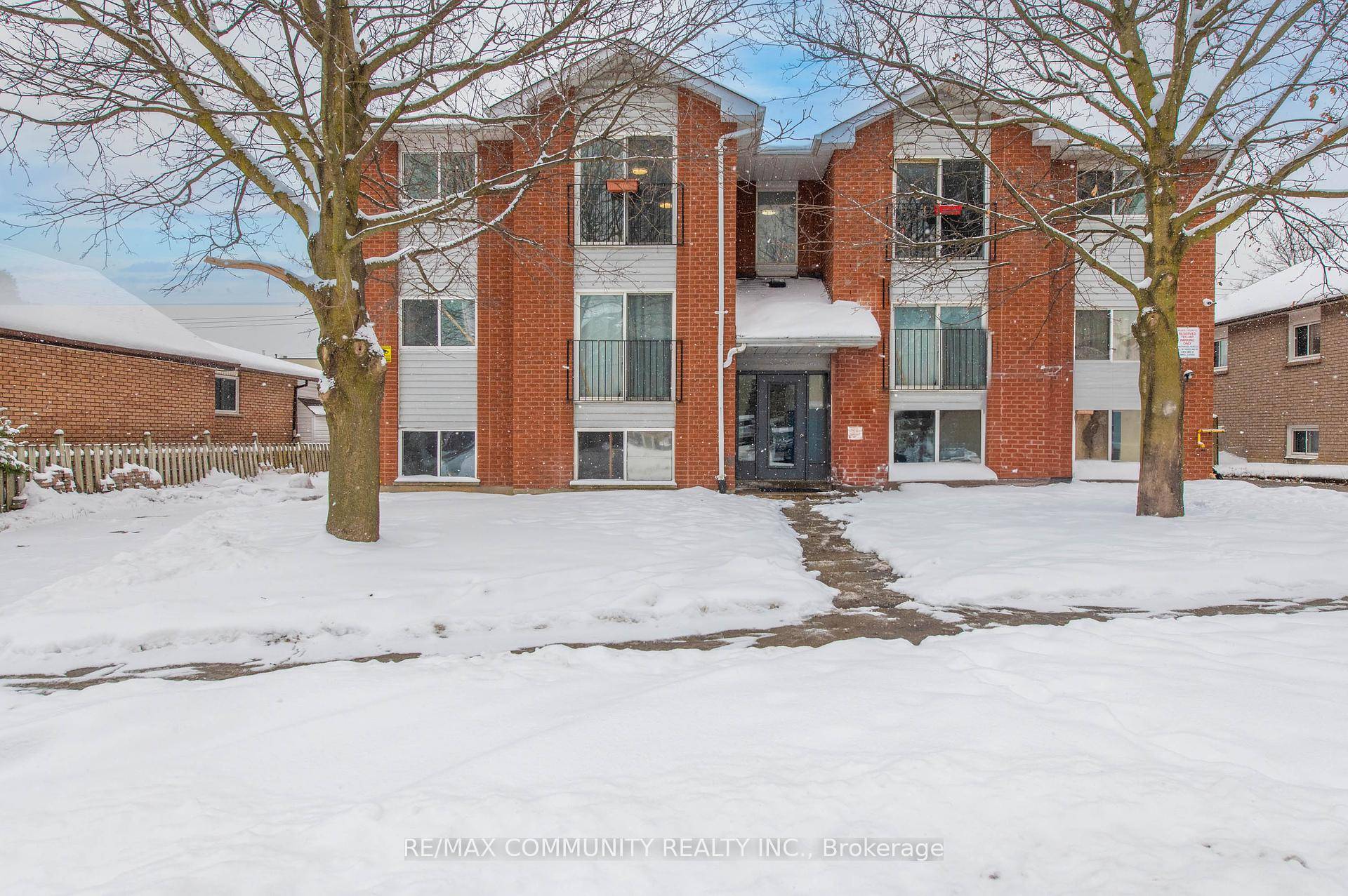 Newly renovated 1 bedroom, 1 bathroom unit in a prime downtown Oshawa location, featuring quartz countertops, laminate floors, and brand new appliances.