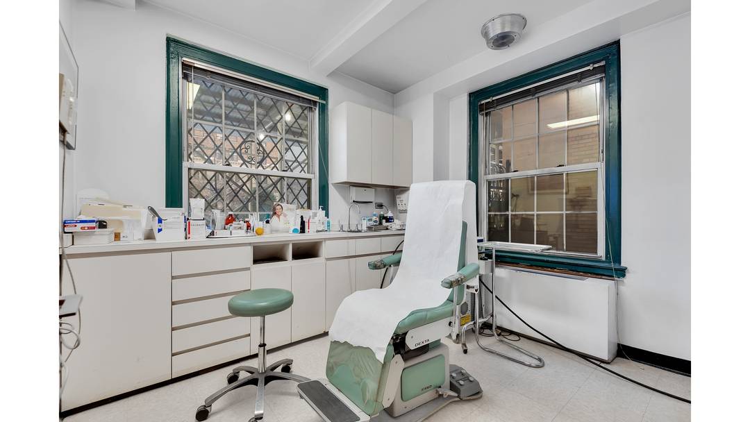 DOCTORS MEDICAL OFFICE GRAND CENTRAL AREA Available for Sale, 16 Park Avenue at 35th street is a ground floor suite office within a luxury residential building located in Murray Hill ...