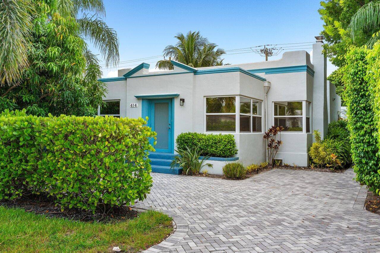 Welcome to this super charming modern beach bungalow, a 3 bedroom, 3 bathroom gem that has been gorgeously updated.