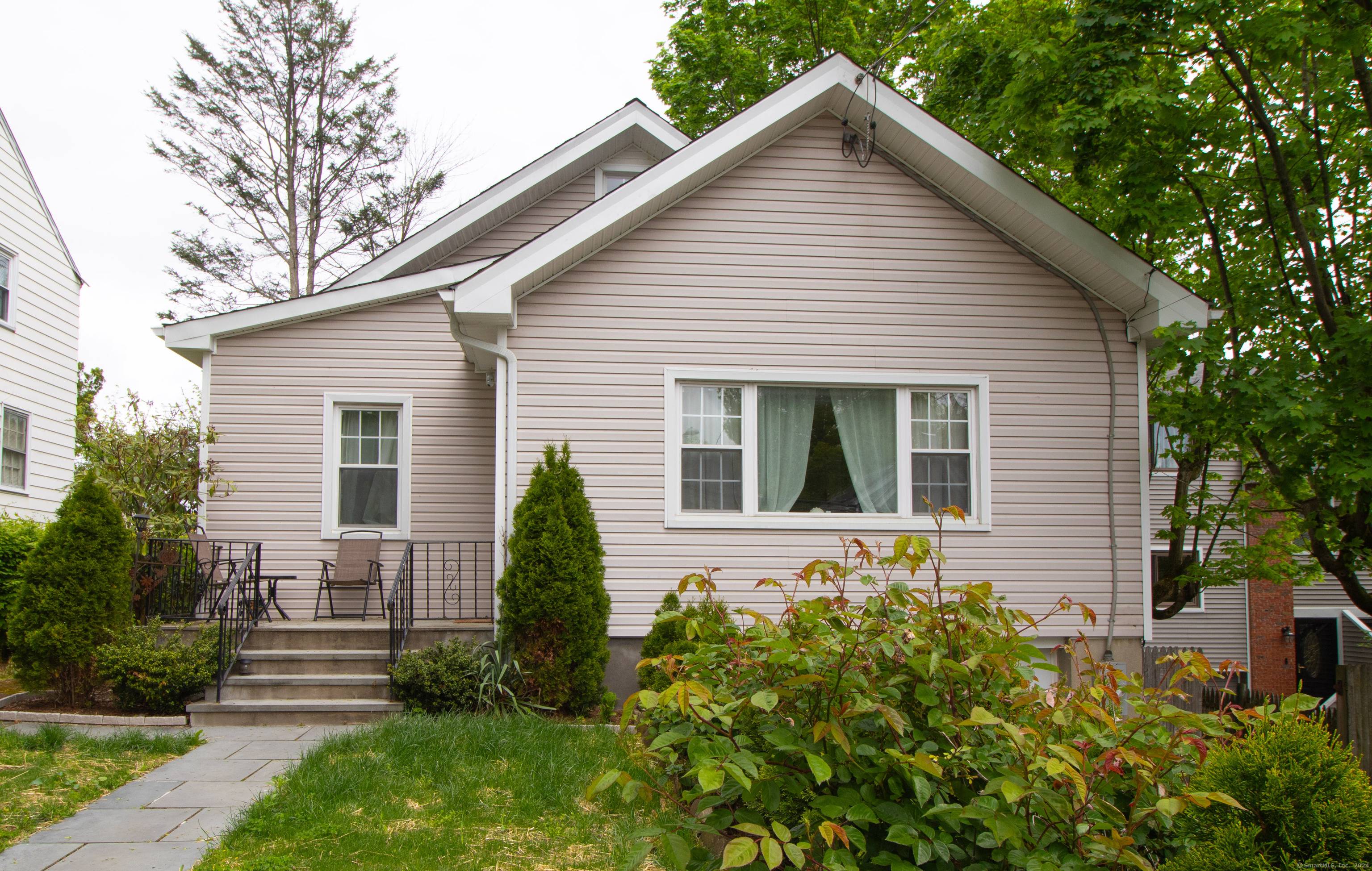 Great cape cod for rent with lots of space.
