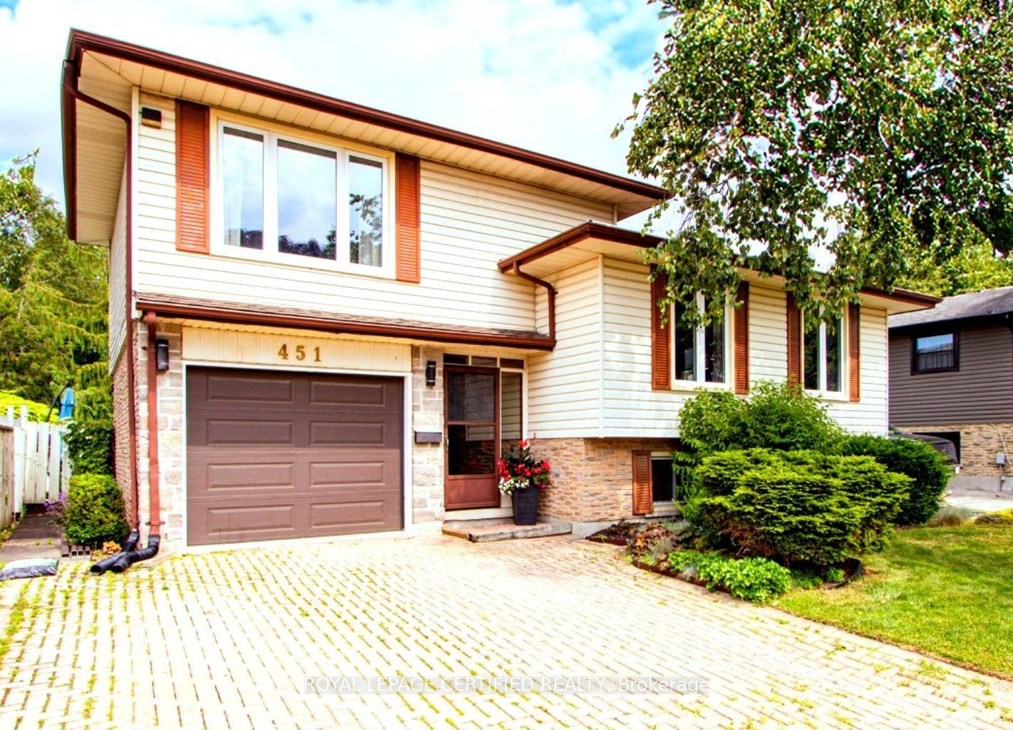 Client RemarksIncredible Sidesplit with Loft Style Primary Suite amp ; Backyard Oasis !