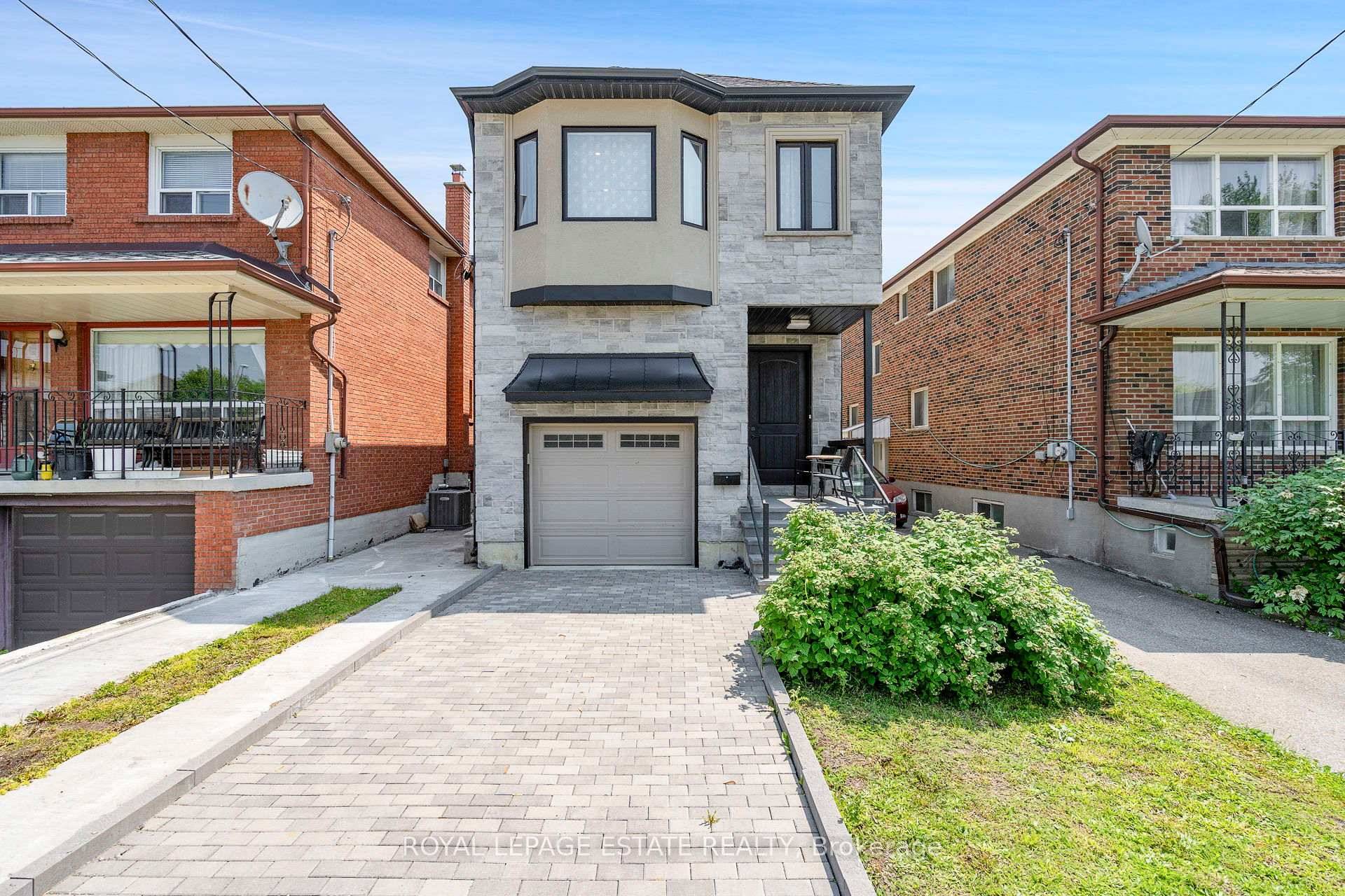 Welcome To This Exceptional Custom Built Home Nestled In The Coveted, Family Friendly Community Of Birchcliffe Cliffside.