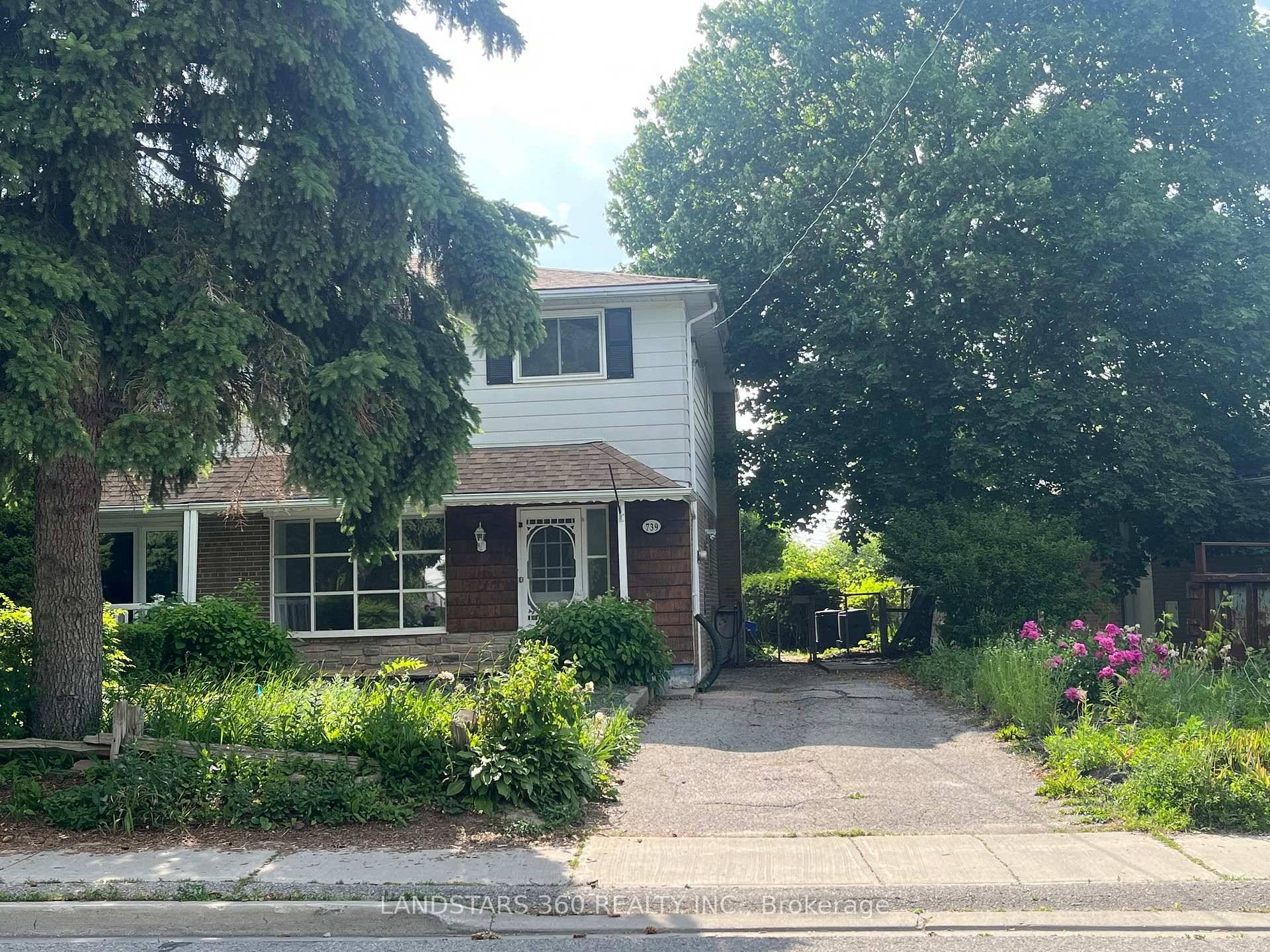 Freshly paint, new kitchen counter top, new laminate floor on second floor, large 4 bedrooms, back onto school, close to park, transportation, walk out from kitchen to covered deck, roof ...