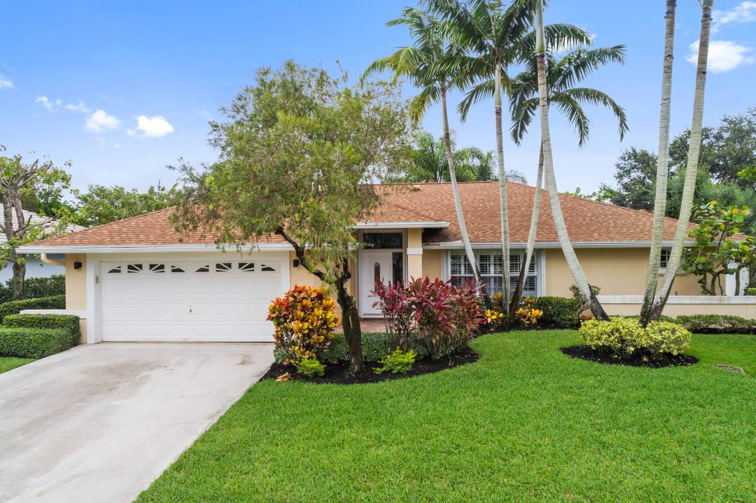 Walk, Bike or Golfcart to WEF or Global from this spacious 4 bedroom 2 bathroom pool home.