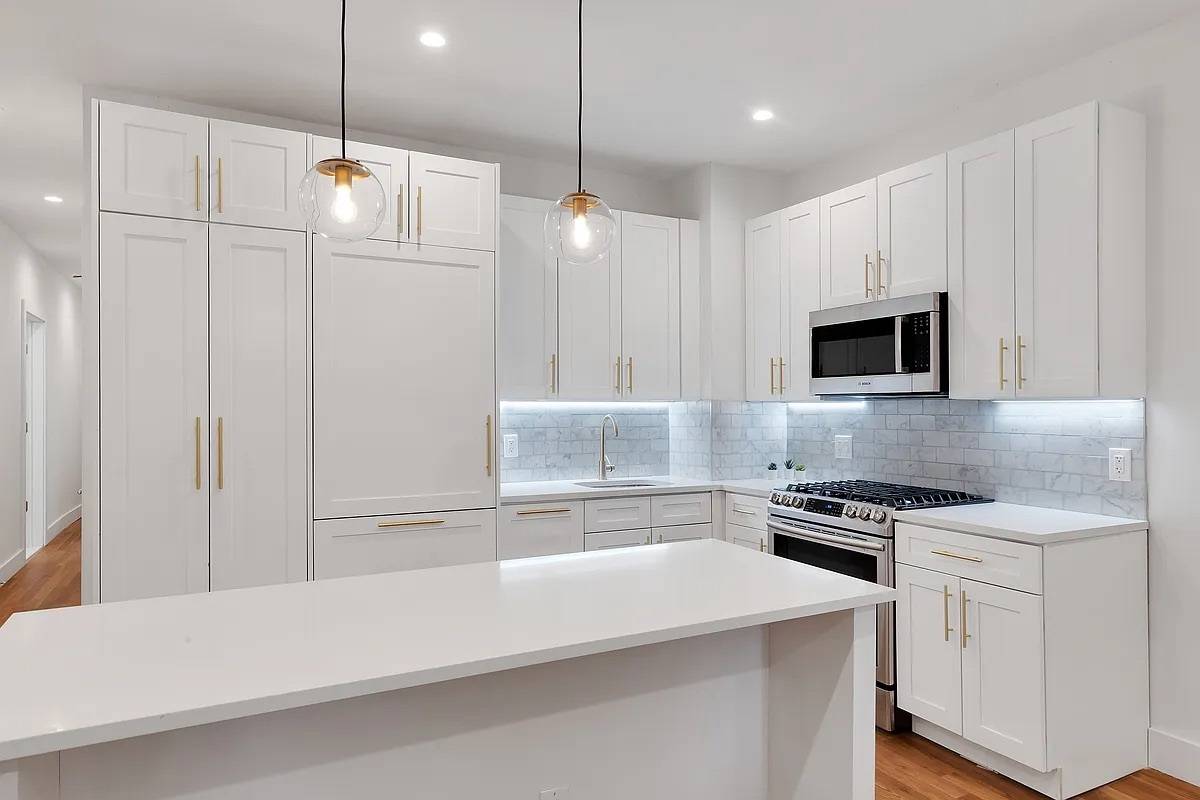 Renovated Full Floor 3 Bedroom, 2 Bathroom with Modern Renovation, In Home Laundry, and Radiant Heat Floors Centrally located on 4th Street between 6th and 7th Avenues in Park Slope, ...