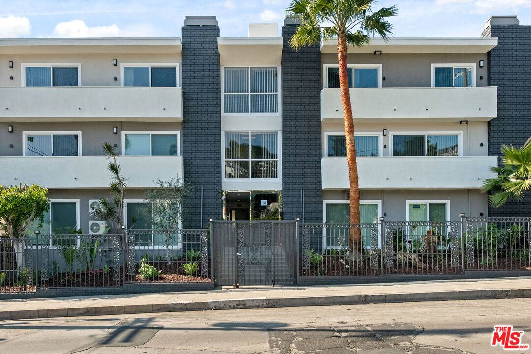 2447 N Beachwood Dr 2.0 Hollywood Hills East LA