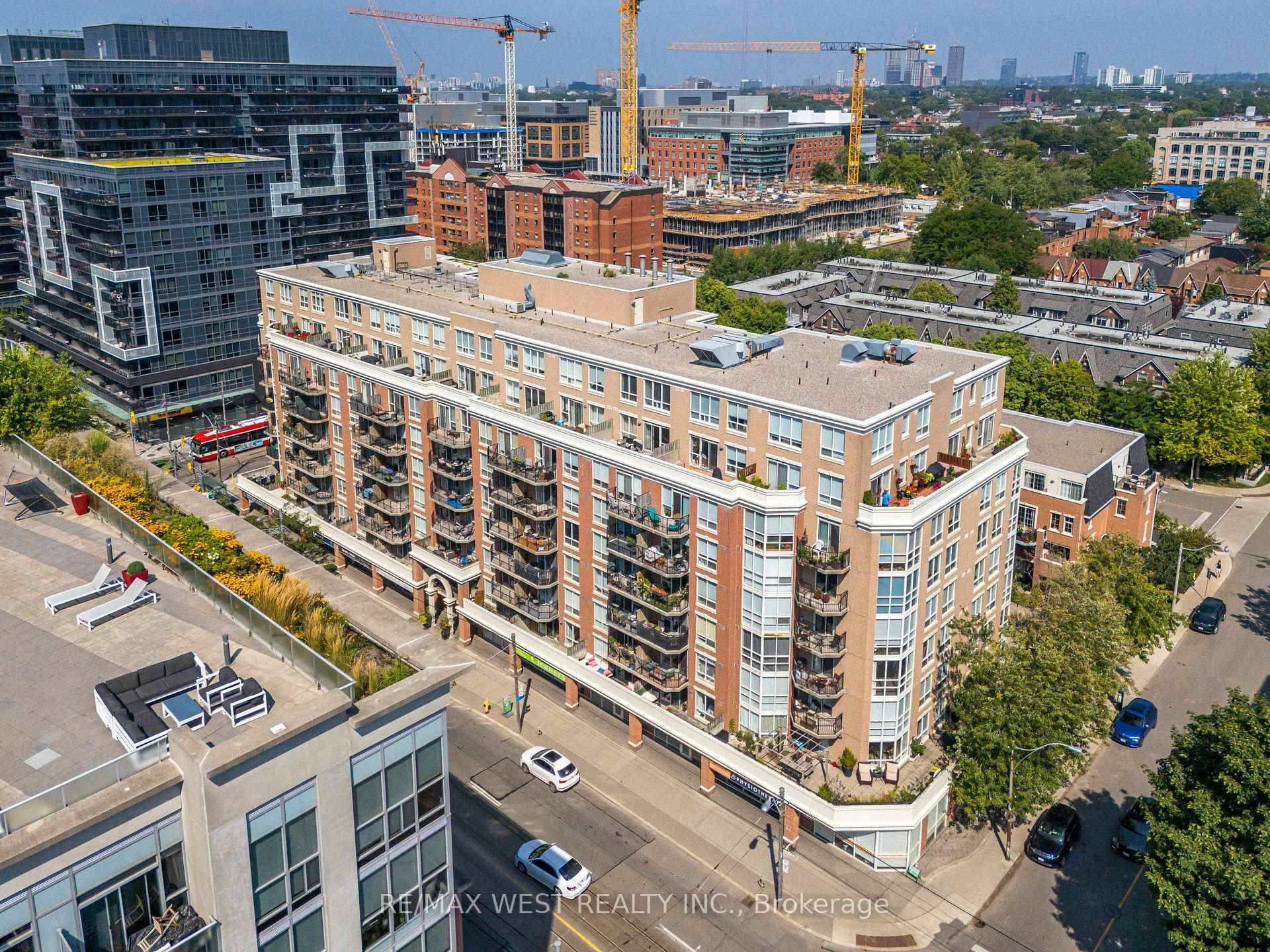Spacious And Versatile 1 Bedroom Den Den Can Be A True Second Bedroom In A Low Rise, Boutique Style Building At The Hub Of King West Village.