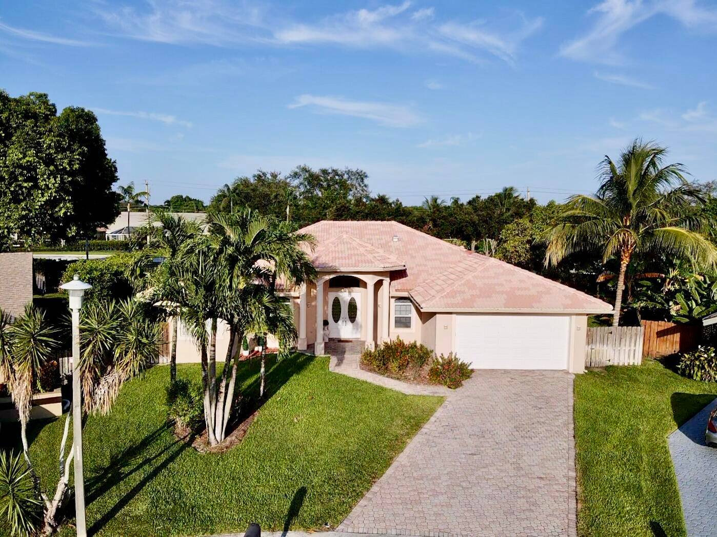 Beautiful fully renovated and furnished home located in the heart of Wellington !