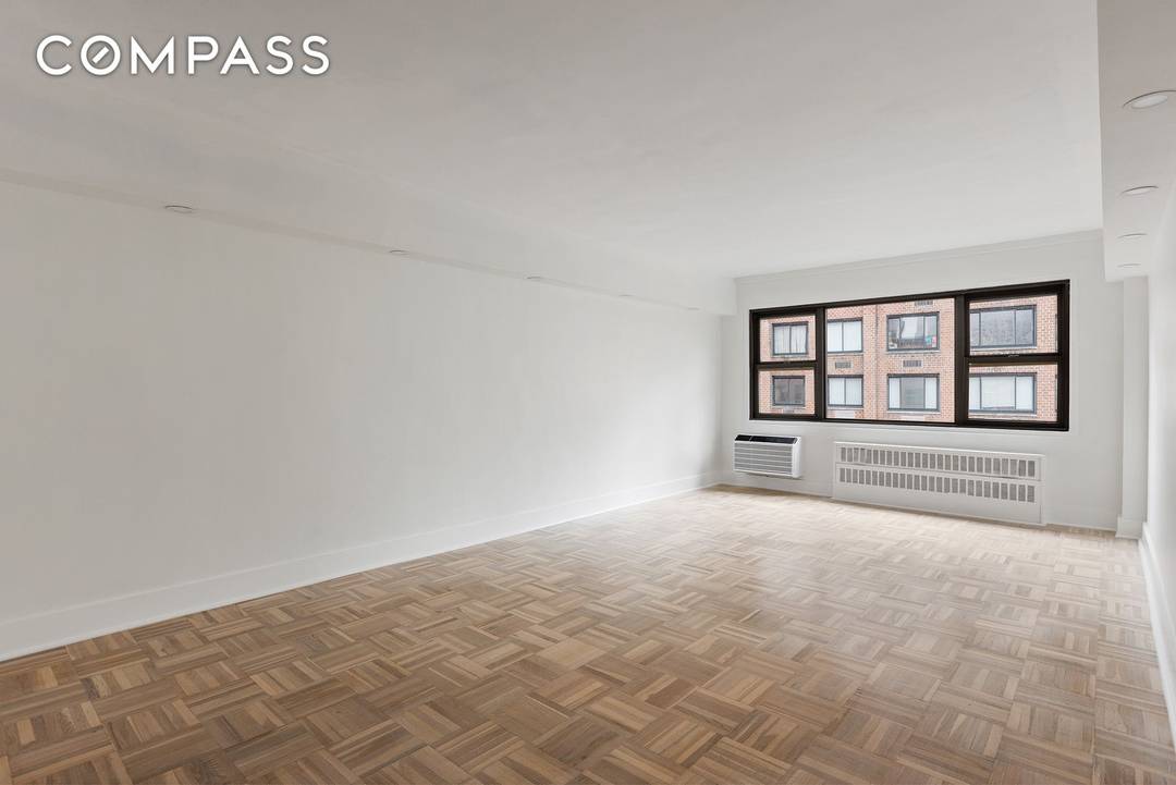 Perched on the ninth floor, this beautifully gut renovated one bedroom residence offers open, city views and abundant natural light.