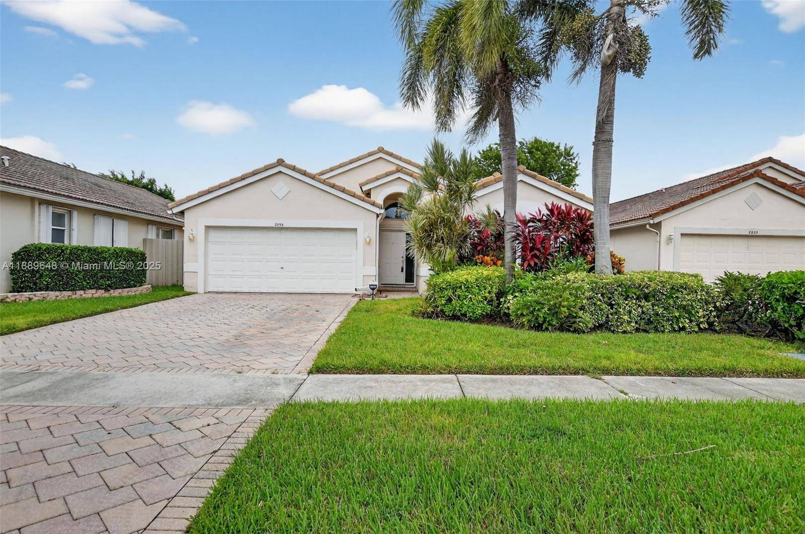 Lovely 3BD 2BA SFH on a desirable lot near the cul de sac, conveniently located by the entrance of the sought after gated community of Crescent Lakes.