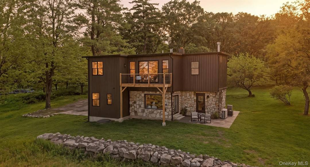 Nestled on 2. 9 acres, this circa 1900 home was built by the same master craftsman responsible for Cragsmoor s iconic Stone Church, a celebrated landmark known for its striking ...