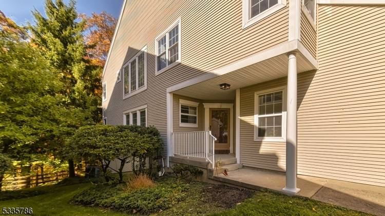 Welcome to Stonebridge Townhome Community Amazing lease opportunity !