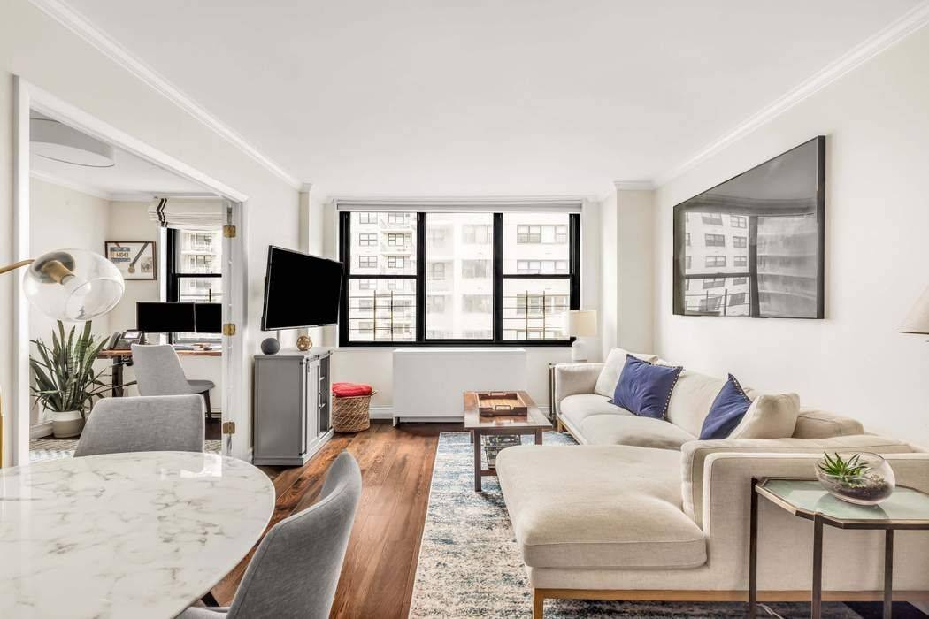South facing and fully renovated, this 2 Bedroom 1 Bathroom apartment Junior 4 is ready for immediate move in !