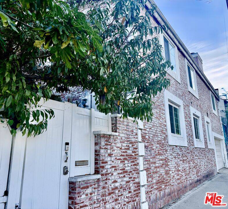 2225  N Cahuenga Blvd 3BR Hollywood Hills East La