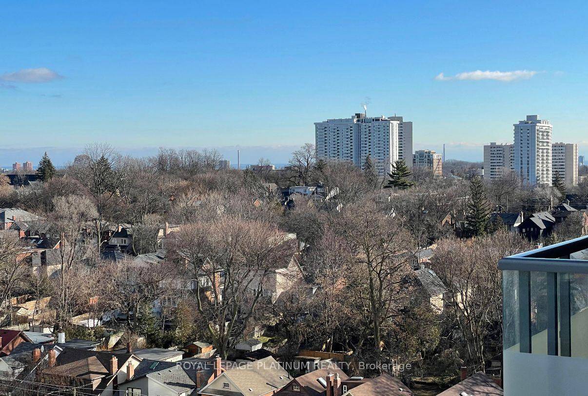 Welcome to the Midtown Plaza, Located In One Of The Best Neighborhoods Of Toronto Yonge amp ; Eglinton.