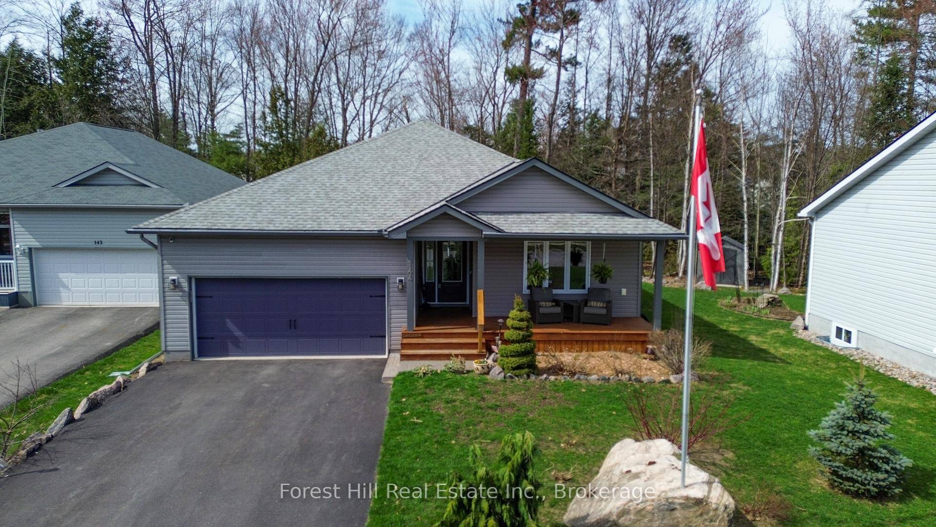 Welcome to 144 Pineridge Gate in the sought after 55 Pineridge Gate Community !