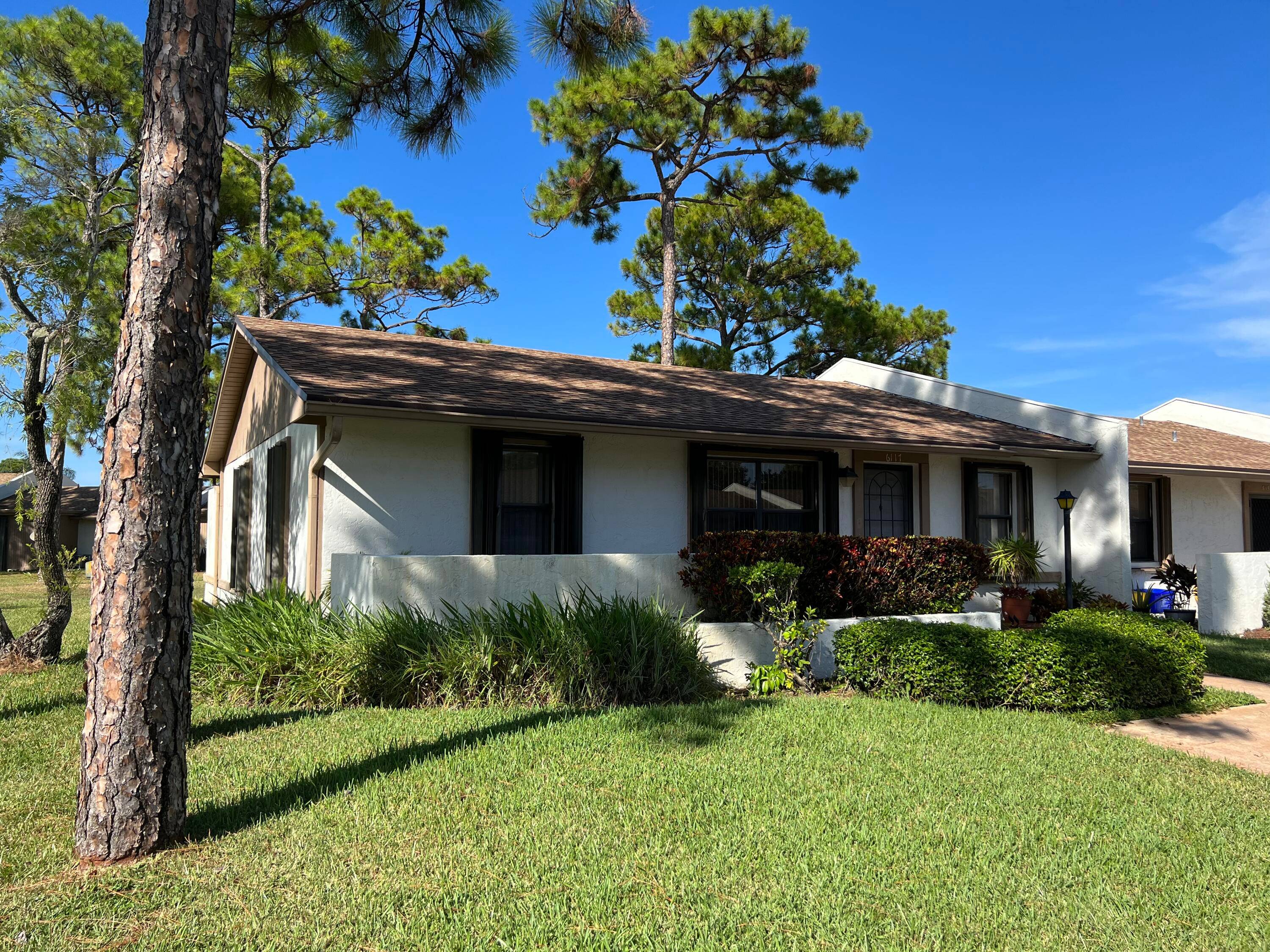 Discover the perfect blend of comfort, style, and community in this beautiful remodeled villa, nestled in a vibrant 55 neighborhood and within walking distance of your favorite food restaurants, supermarkets ...
