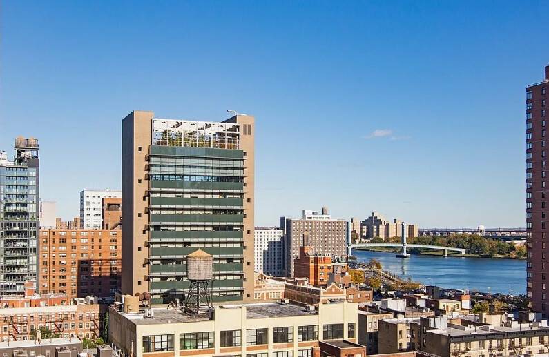 One Bedroom Condo with Incredible Views High floor sun flooded huge 1 bedroom with stunning city and river views !