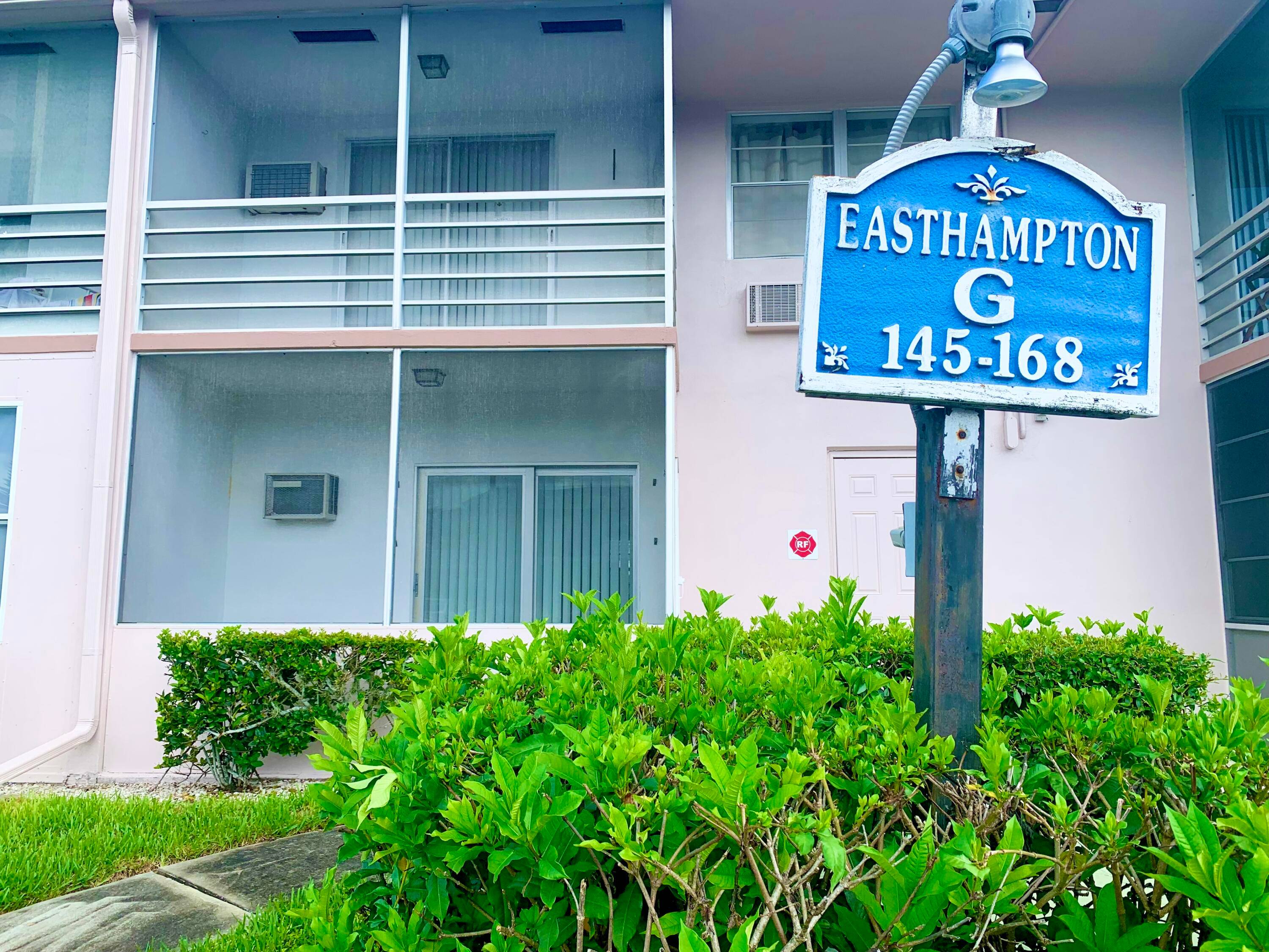 GORGEOUS TURN KEY UNIT IN A SOUGHT AFTER LOCATION.