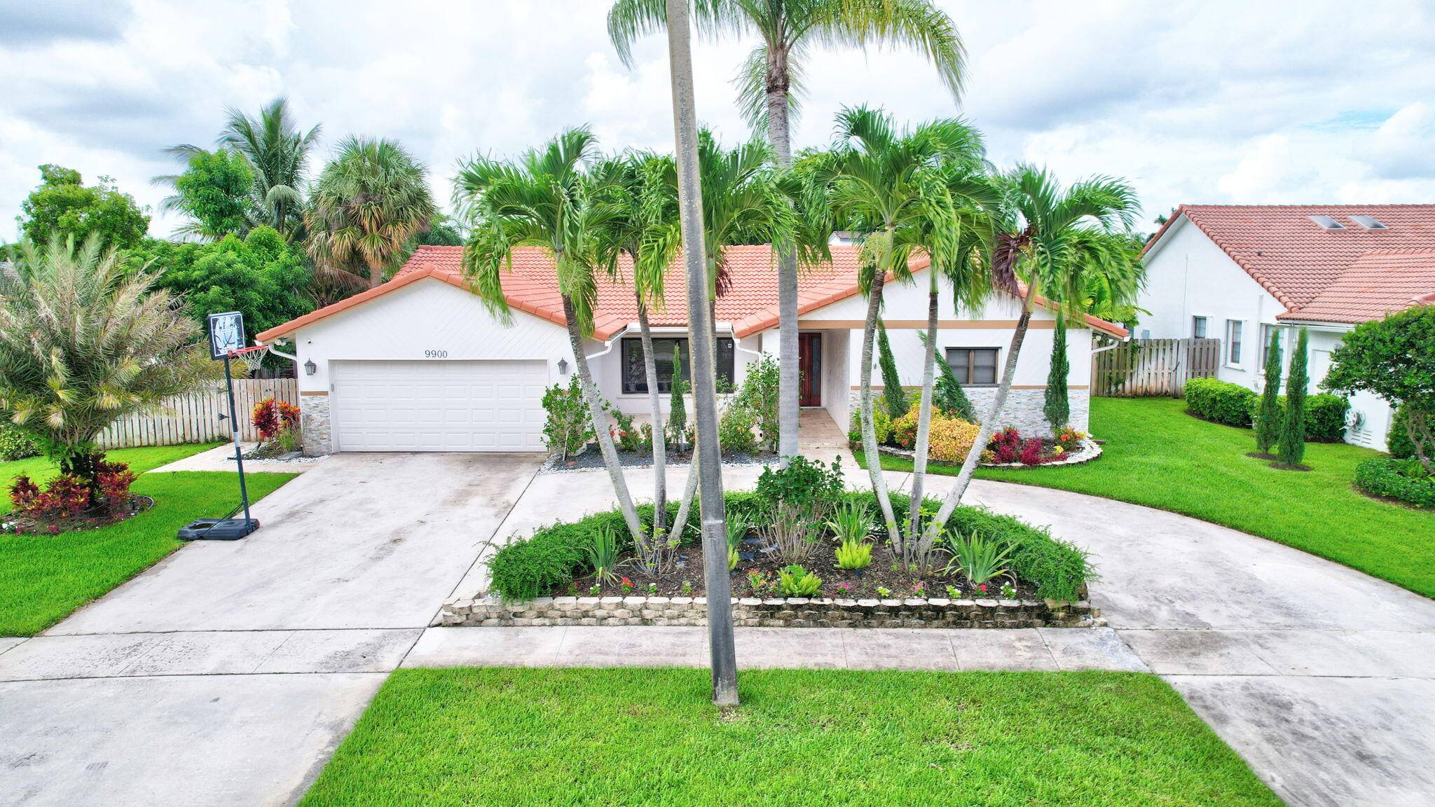 Located in the sought after Jacaranda Lakes, this spacious single story Ambassador model offers 5 bedrooms and 3 full baths.