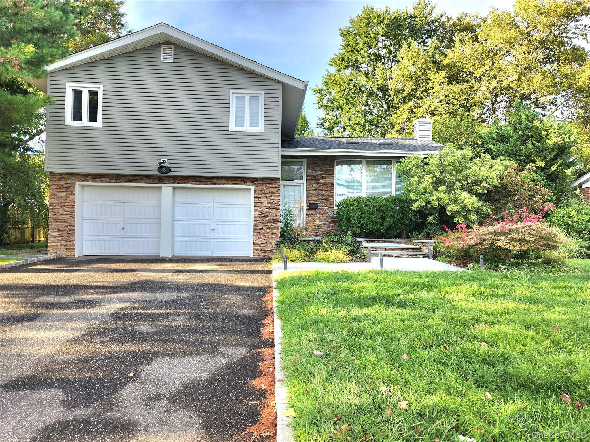 Welcome to this beautiful amp ; cozy 4 level split nestled in the West Birchwood section of Jericho !