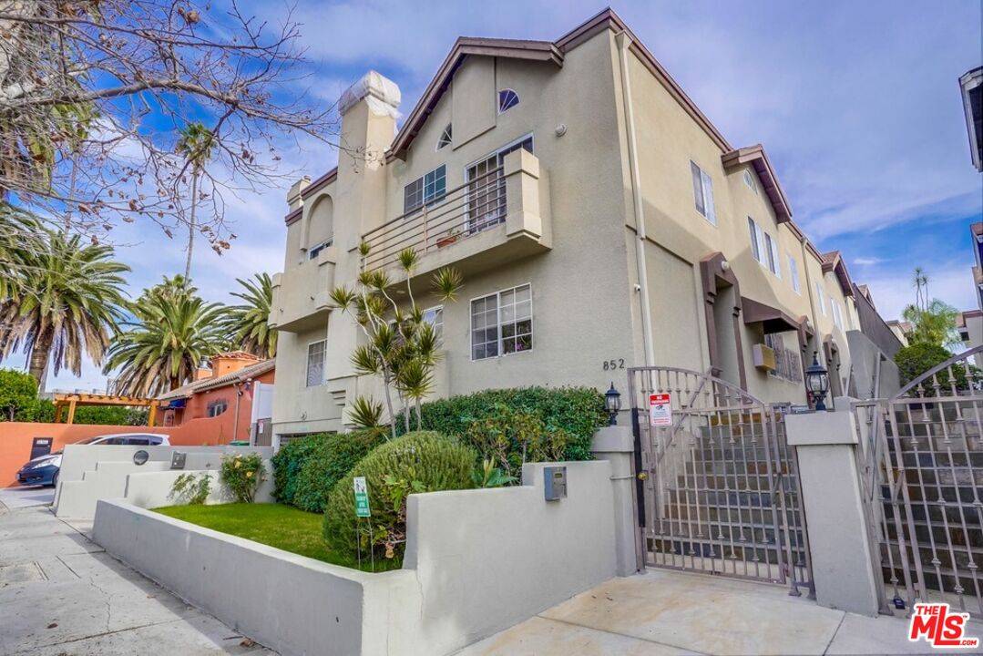 852 N Poinsettia Pl 3BR Hollywood Hills East La