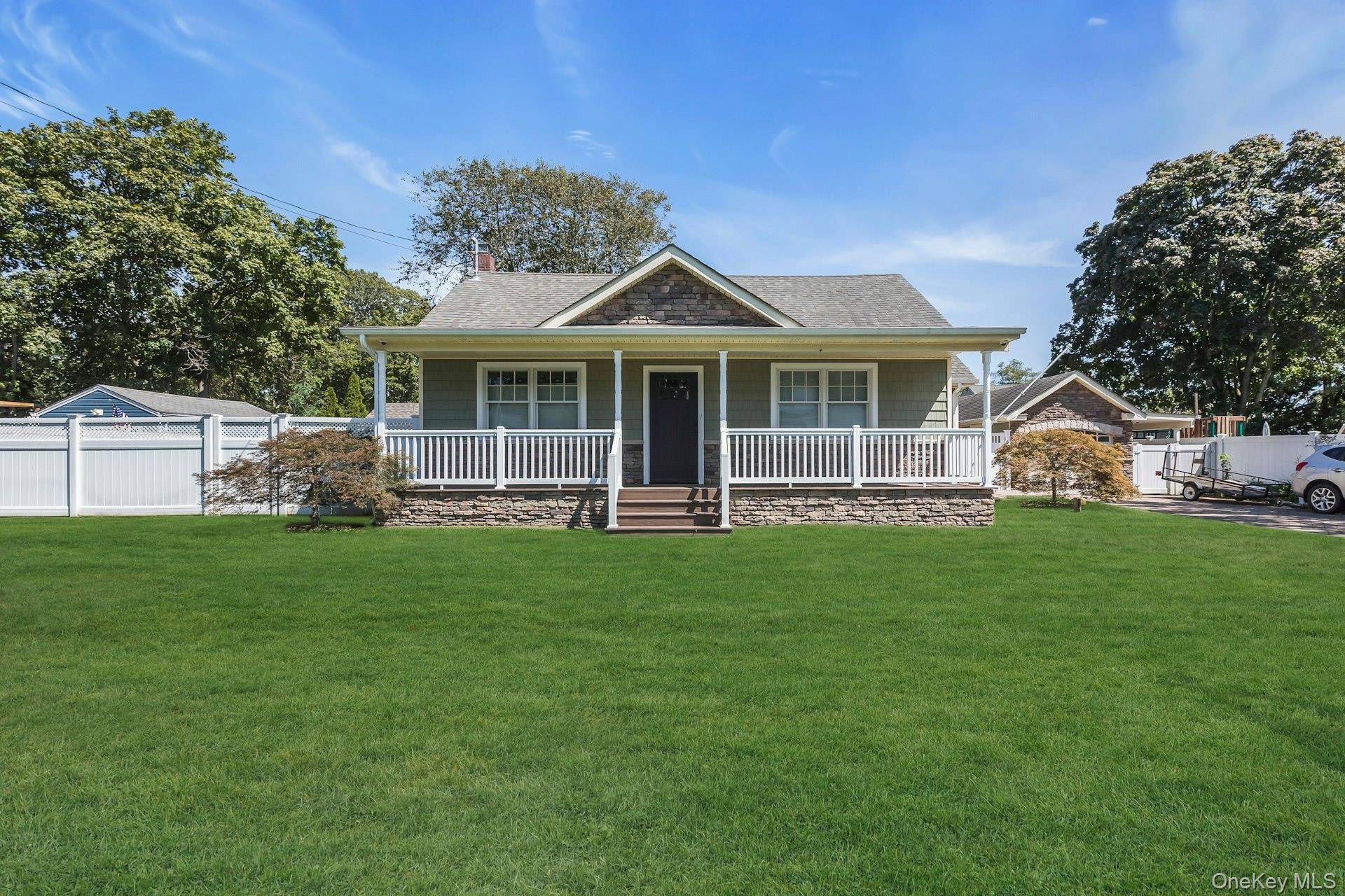 Welcome to 9 Arkays Ave, East Islip !