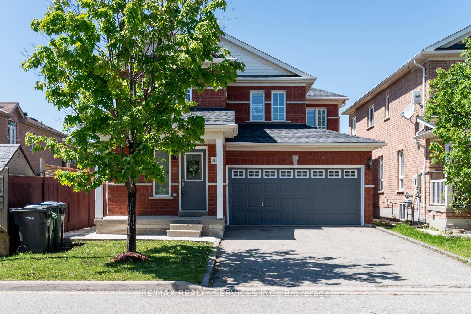 Welcome to a property that's more than just a house ; it's a haven of comfort and style, perfectly situated in one of Fletcher's Meadow's most desirable neighborhoods.